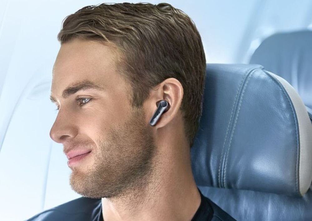 EARFUN Air Pro 4, 7,5 h ANC, 11 h bez ANC, 52 h z etui, USB-C, ładowanie bezprzewodowe, osoba z założonymi słuchawkami