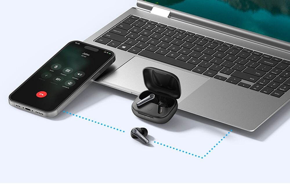 EARFUN Air Pro 4, podwójne połączenie Bluetooth, telefon i laptop, płynne przełączanie, słuchawki z etui ładującym z latopem oraz smartfonem na jasnym blacie