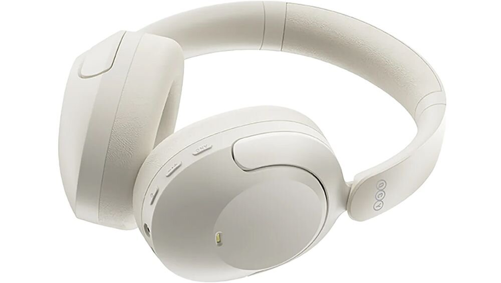 Słuchawki nauszne QCY ANC H4 aktywna redukcja szumów 43 dB tryby ANC Ambient Sound, słuchawki po skosie na białym tle