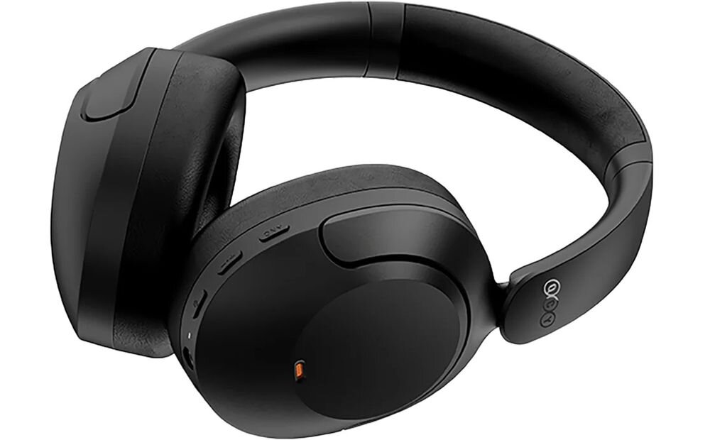 Słuchawki nauszne QCY ANC H4 aktywna redukcja szumów 43 dB tryby ANC Ambient Sound, słuchawki po skosie na białym tle