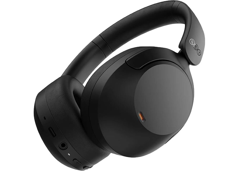 Słuchawki nauszne QCY ANC H4 długi czas pracy do 70 godzin akumulator, słuchawki po skosie na białym tle