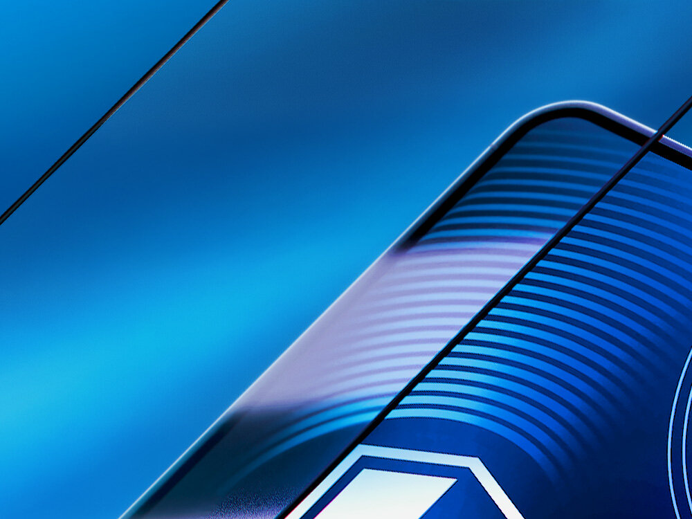 3MK HardGlass Max przedni panel smartfona zaokrąglone krawędzie HardGlass Max™ maksymalne pokrycie powierzchni wyświetlacza zaokrąglonymi krawędziami - zbliżenie na szkło, w tle smartfon na niebieskiej przestrzeni