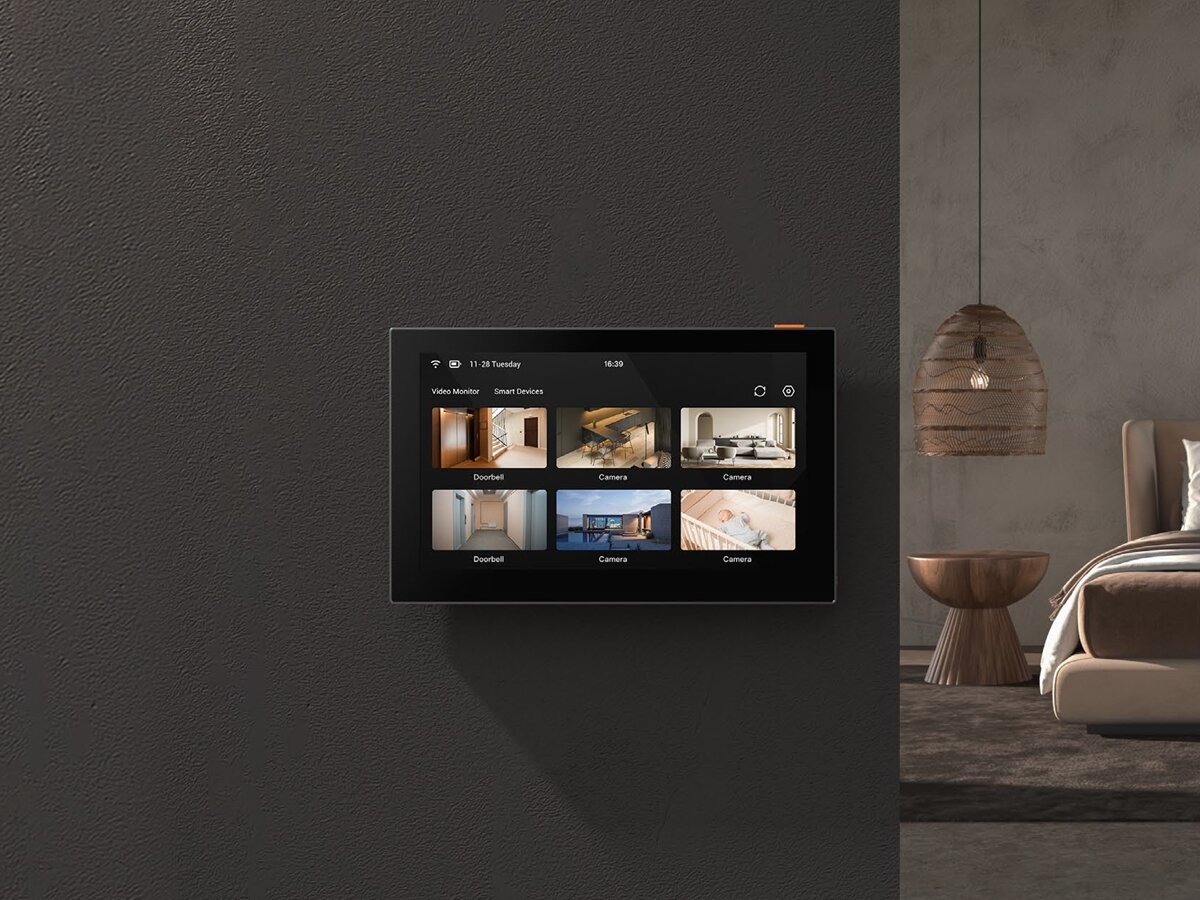 Wideodomofon EZVIZ CS-SD7 Bezprzewodowy Wi-Fi, ekran, sterowanie, podgląd, bezpieczeństwo, Monitor na stole w jasnym biurze, widoczne rośliny doniczkowe obok ekranu.>
				</div>	
    		</div>
    </div>	
	
	
    <div class=