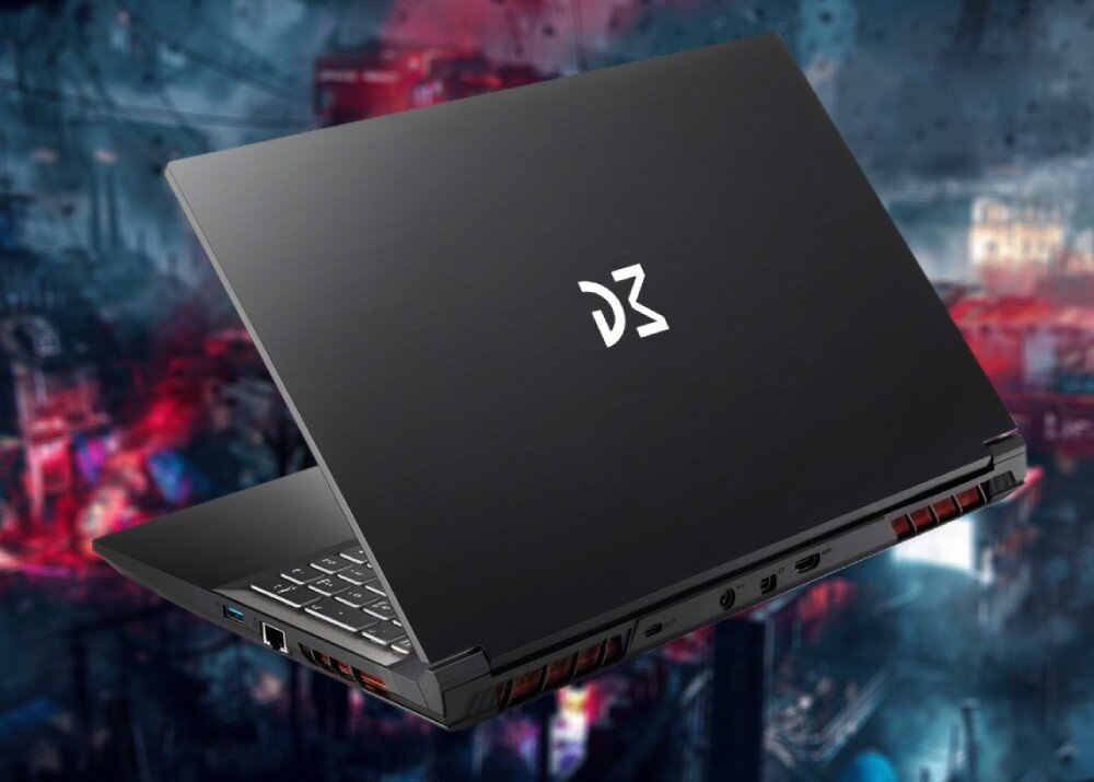 Laptop gamingowy Dream Machines w czarnej obudowie z białym logo DM na pokrywie, unoszący się na tle futurystycznego, rozmytego miasta w odcieniach czerwieni i błękitu, podkreślający nowoczesny i agresywny design. - Bateria głośniki dźwięk kamera mikrofon