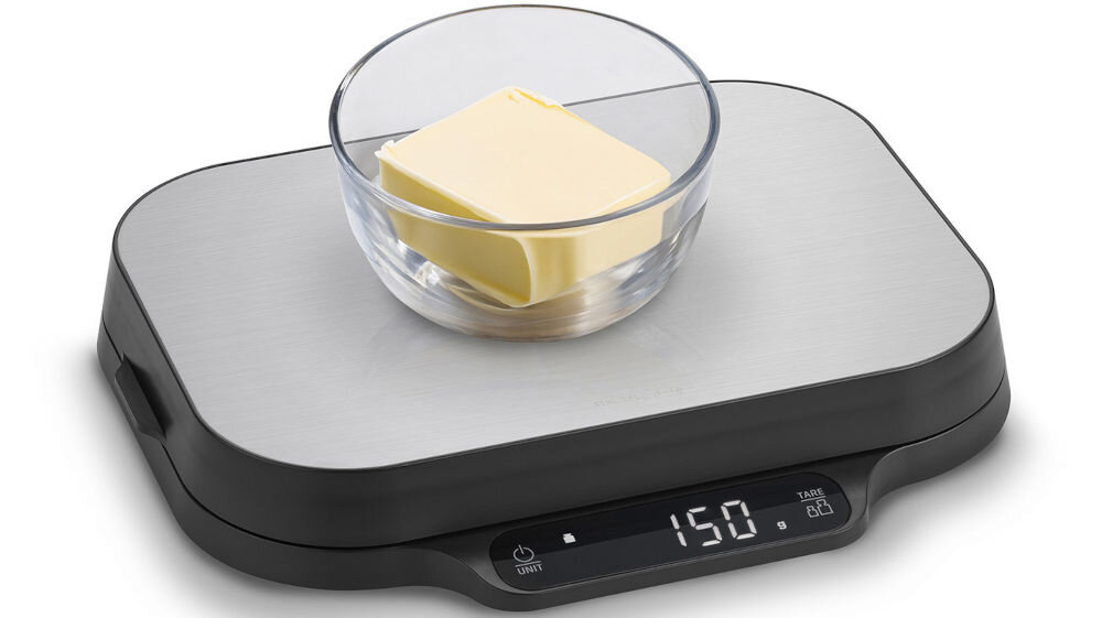 Waga kuchenna CASO KitchenDuo waga czarna podstawa wyświetlacz przyciski srebrne góra na wadze masło w miseczce białe tło funkcja automatycznego wyłączania oszczędność energii dłuższa żywotność baterii trzy baterie AAA( brak w zestawie) Kompaktowe wymiary (240 x 40 x 200 mm) przechowywanie w szufladzie na blacie dla domowych kucharzy i profesjonalistów
