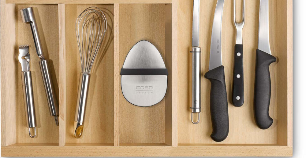 Waga CASO FinoCompact precyzyjne ważenie waga srebrna czarny basek leży w drewnianej szufladzie z innymi akcesoriami 