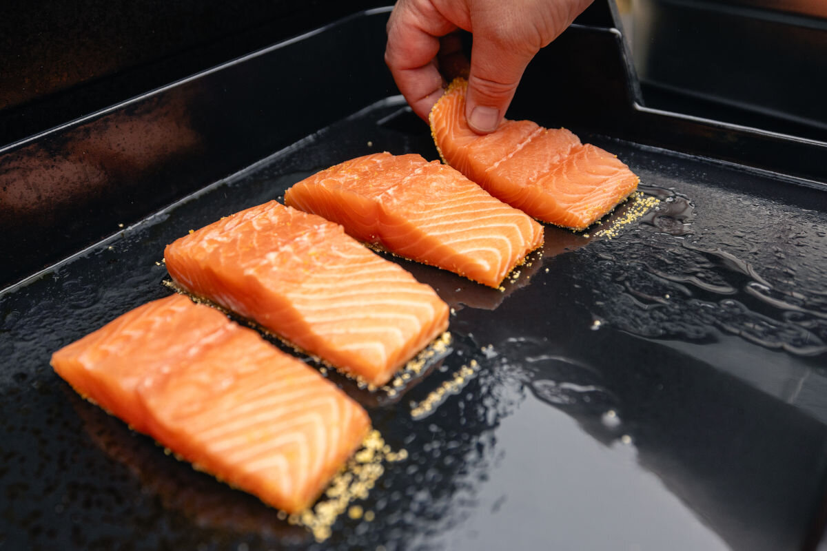 Grill gazowy CAMPINGAZ Plancha Sigma 2 cook, żeliwo, powierzchnia, jednoczesne, rozpryski, na blachę grilla kładzone są porcje rybne do smażenia