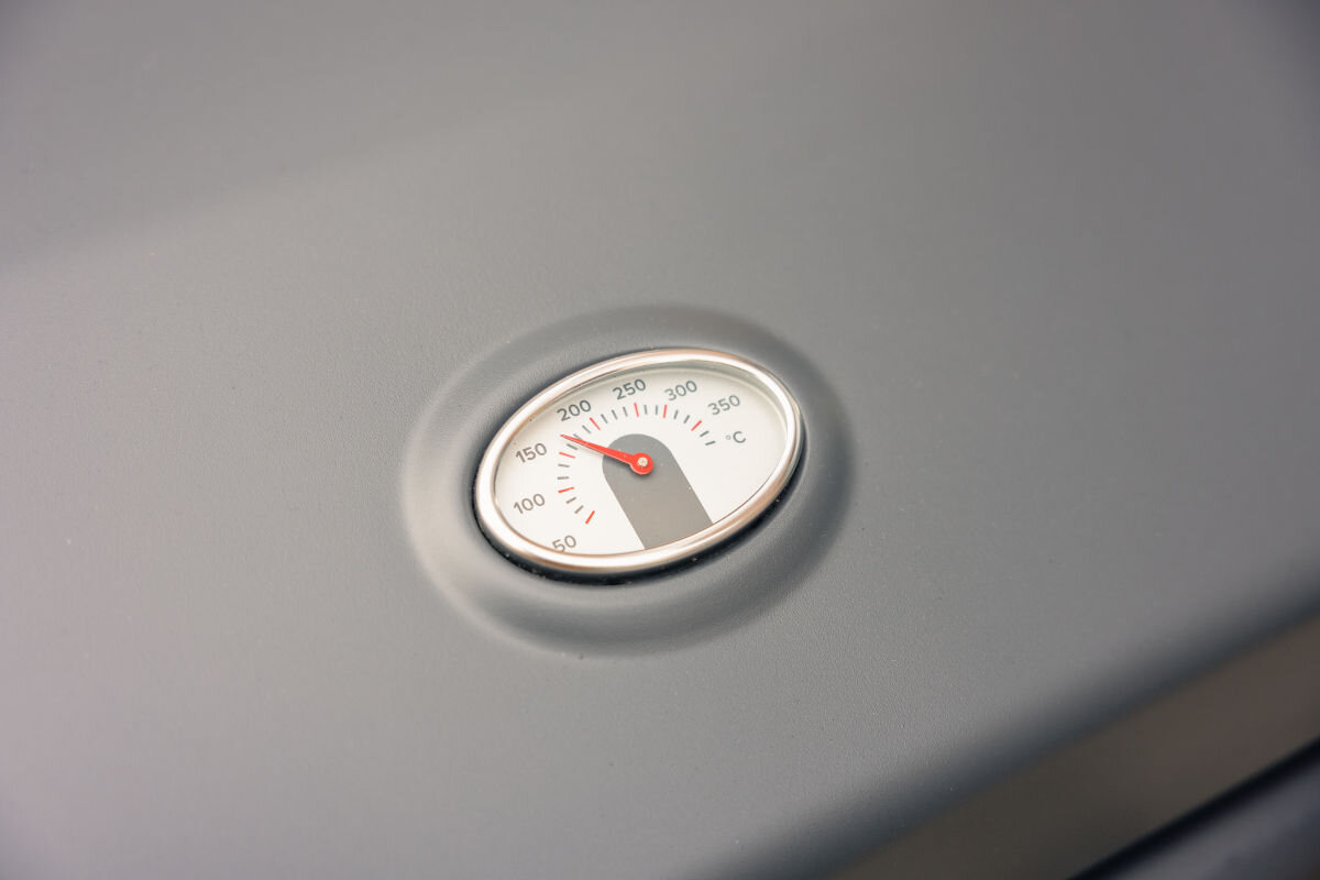 Grill gazowy CAMPINGAZ Plancha Sigma 2 cook, pośrednie, przechowywanie, Zintegrowany, termometr, zbliżenie na termometr wbudowany do pokrywy grilla