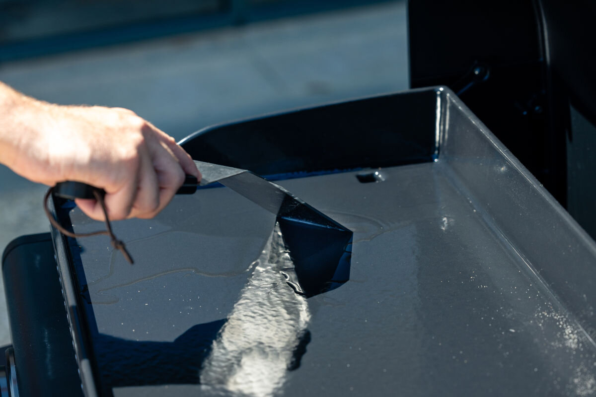 Grill gazowy CAMPINGAZ Plancha Sigma 2 cook, temperatura, gwarancja, palnik, powierzchnia, dłoń przy pomocy packi jeździ po powierzchni grilla