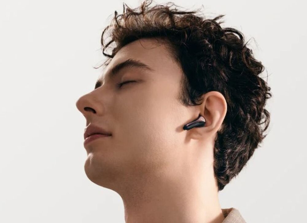 Słuchawki SOUNDPEATS Air 5 TWS certyfikat Hi-Res Audio szerokie pasmo przenoszenia, osoba z założonymi słuchawkami dousznymi