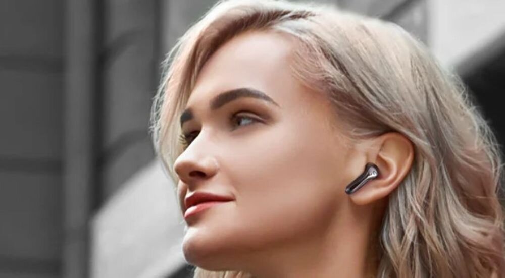 Słuchawki SOUNDPEATS Air 5 TWS Qualcomm S3 czysty dźwięk lepszy stosunek sygnału do szumu, osoba z założonymi słuchawkami dousznymi
