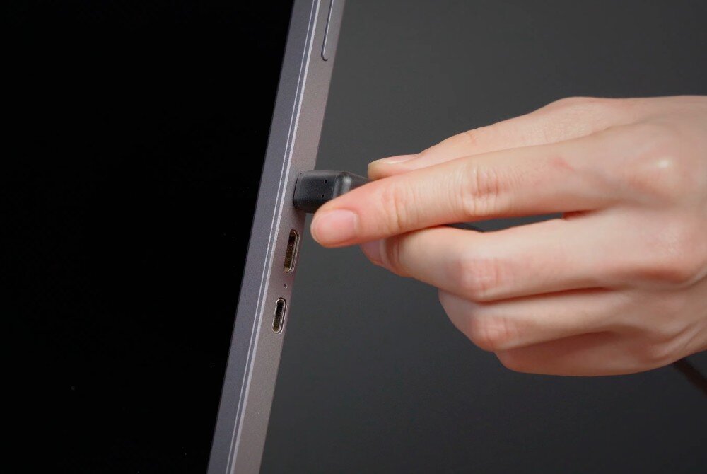 Monitor EXTRALINK Smart Life S14 Zbliżenie na rękę podłączającą kabel do jednego z portów umieszczonych z boku monitora, podłączenie, porty, kompatybilność