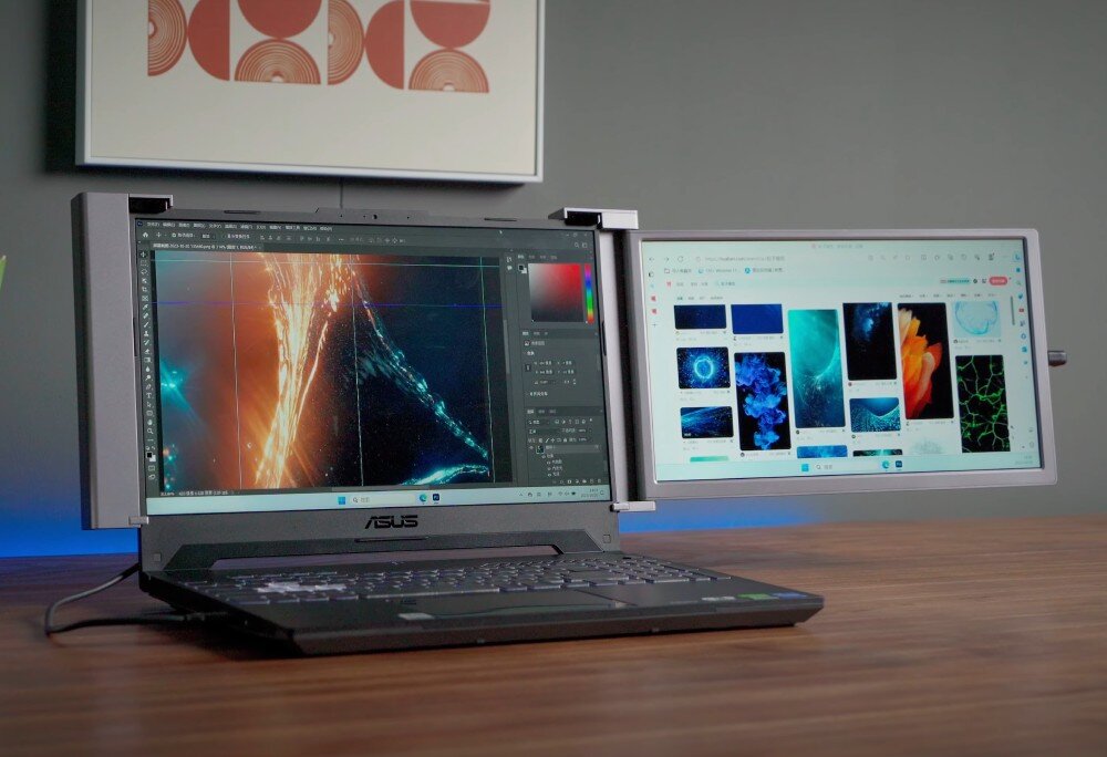 Monitor EXTRALINK Smart Life S14 Laptop z podłączonym dodatkowym monitorem po prawej stronie, na ekranie laptopa widoczny jest program graficzny, a na dodatkowym monitorze miniatury obrazów, waga, mobilność, zasilanie, torba transportowa