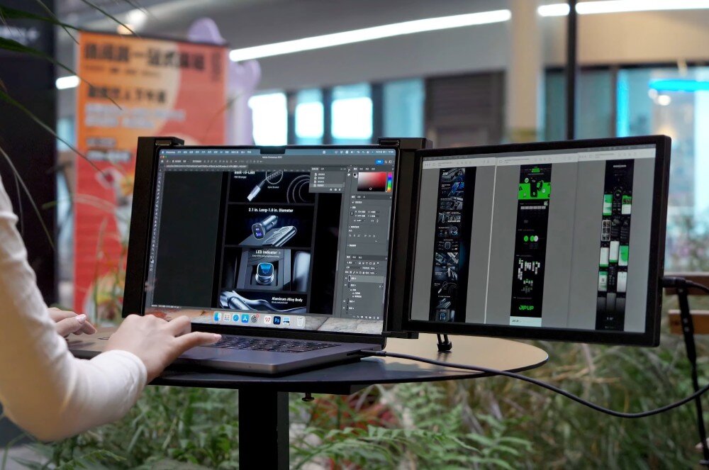 Monitor EXTRALINK Smart Life S3 Osoba korzystająca z laptopa z podłączonym dodatkowym ekranem, na którym widoczne są projekty graficzne, waga, mobilność, torba transportowa