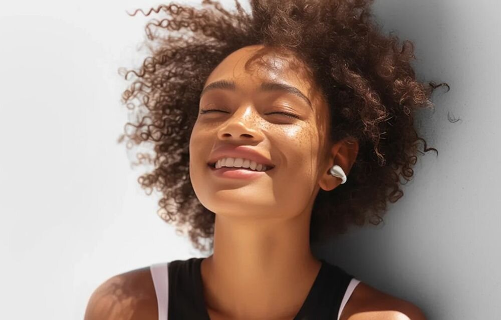 Słuchawki powietrzne QCY Crossky Clip T33 otwarta konstrukcja C-Shape i precyzyjny dźwięk, osoba z założonymi słuchawkami powietrznymi