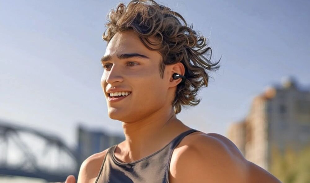 Słuchawki powietrzne QCY Crossky Clip T33 kierunkowa emisja dźwięku i minimalny wyciek audio, osoba z założonymi słuchawkami powietrznymi