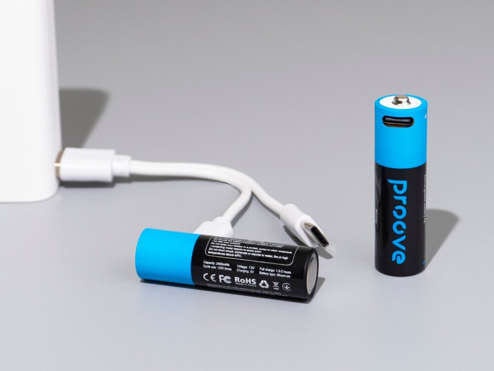 Akumulatorki AA PROOVE 2400mWh 2szt
            dwa akumulatorki jeden podłączony do ładowania drugi stoi obok baterie paluszki ładowanie