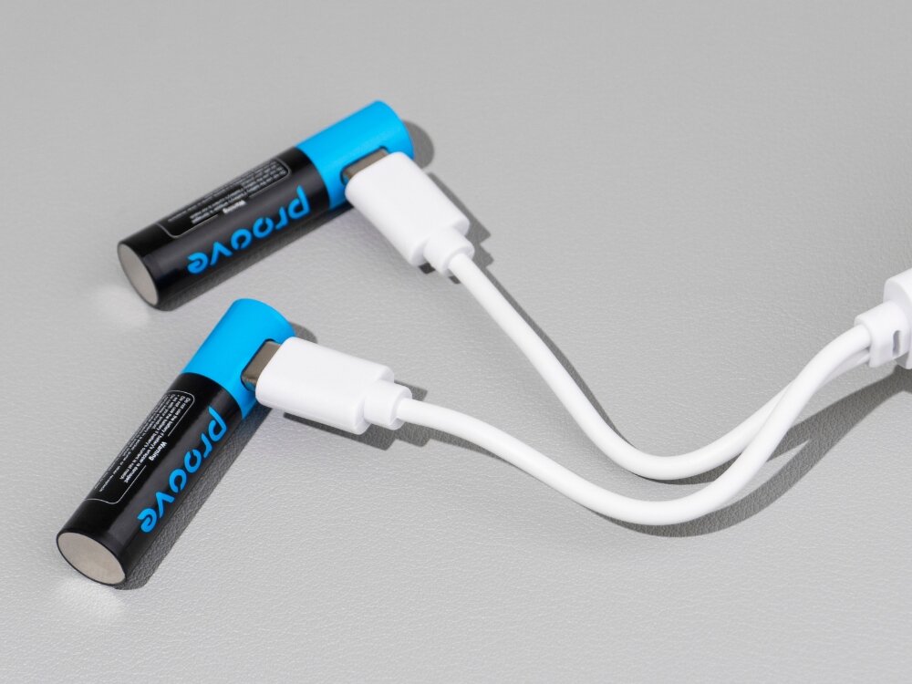 Akumulatorki AA PROOVE 2400mWh 2szt
            dwa akumulatorki podłączone do ładowania pojemność 2400 mah litowo-jonowe czas użytkowania 1200 cykli ładowania