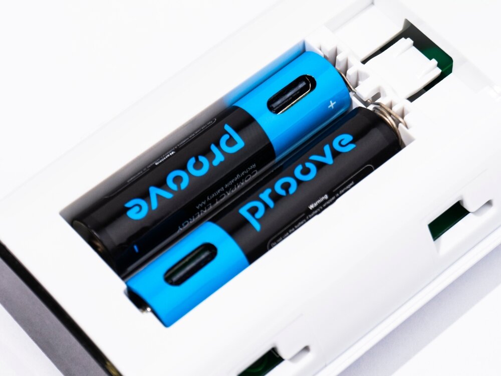 Akumulatorki AA PROOVE 2400mWh 2szt
            dwa akumulatorki włożone do urządzenia złącze usb-c ładowanie czas ładowania