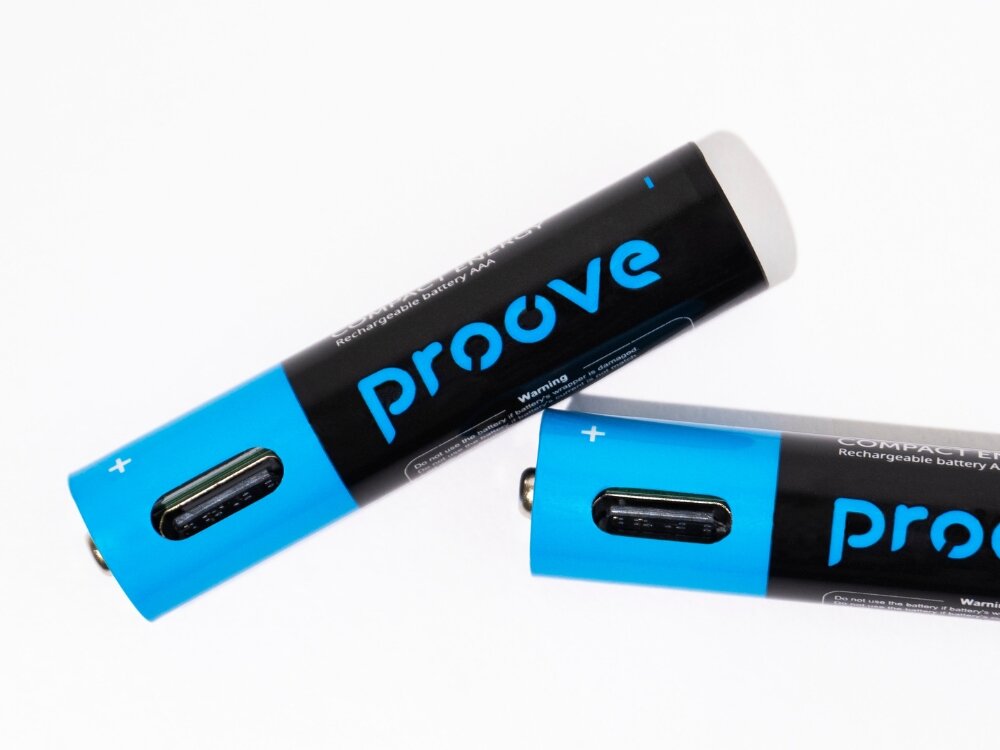 Akumulatorki AA PROOVE 2400mWh 2szt
            dwa akmulatorki leżące obok siebie napięcie 1.5 V do pilotów zegarów myszek aparatów kompatybilność elektronika