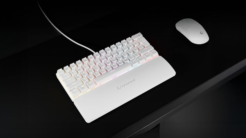RAMPAGE Plower K60 Klawiatura mechaniczna RAMPAGE Plower K60 białej Solidne wykonanie kompaktowa forma - klawiatura na ciemnym biurku, obok myszka