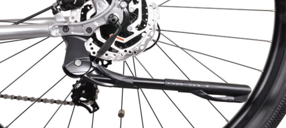 Rower elektryczny BOTTECCHIA Holliwood D17 28 cali Srebrny zbliżenie na stopkę bagażnik bezpieczne i wygodne przewożenie rzeczy składana stopka w centralnym punkcie ciężkości