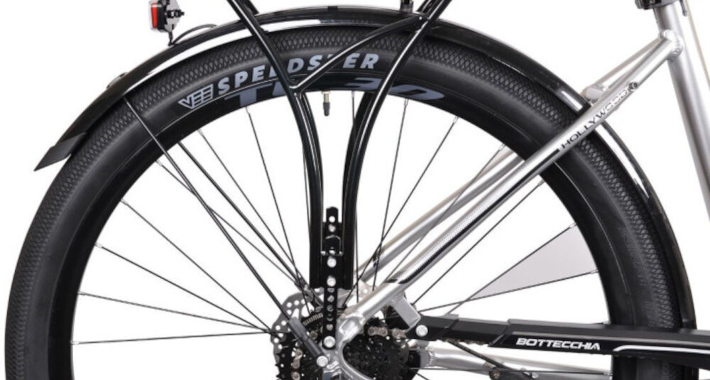 Rower elektryczny BOTTECCHIA Holliwood D17 28 cali Srebrny zbliżenie na tylne koło widoczny błotnik solidne błotniki osłona łańcucha ochrona przed błotem wodą i zabrudzeniami ułatwiają też utrzymanie roweru w czystości podnosi komfort codziennych dojazdów i rekreacyjnych wycieczek