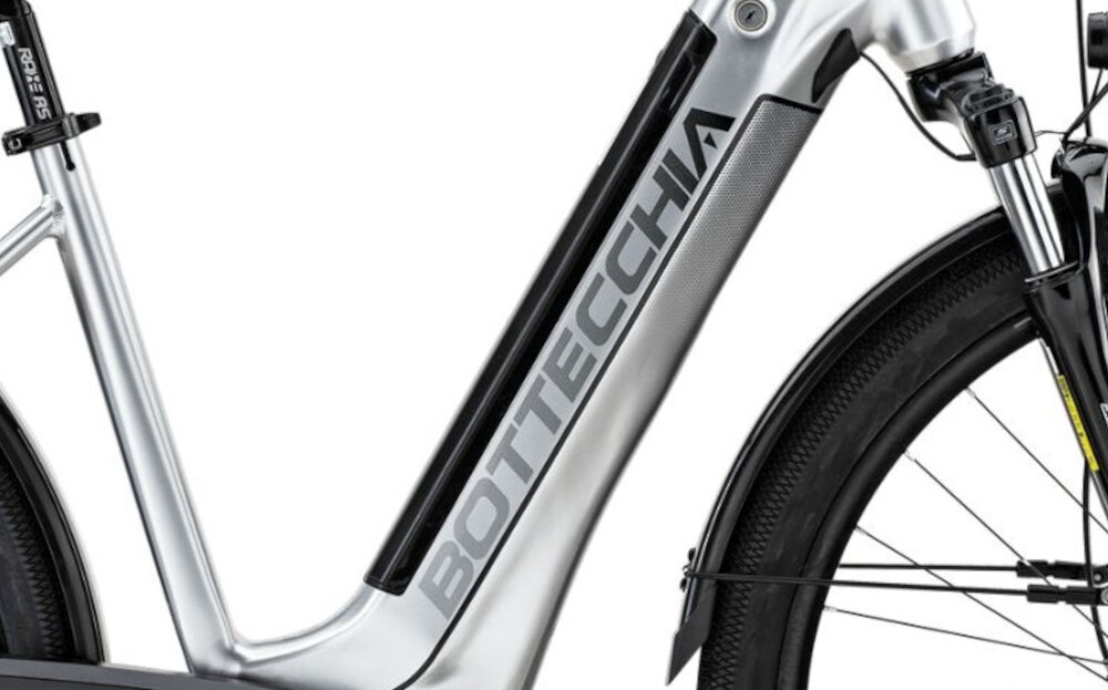 Rower elektryczny BOTTECCHIA Holliwood D17 28 cali Srebrny zbliżenie na baterię białe tło zasięg do 130 km bateria litowo-jonowa napięcie 36 V pojemność 14 Ah 504 Wh czas ładowania około 10 godzin żywotność baterii około 600 ładowań bateria w ramie