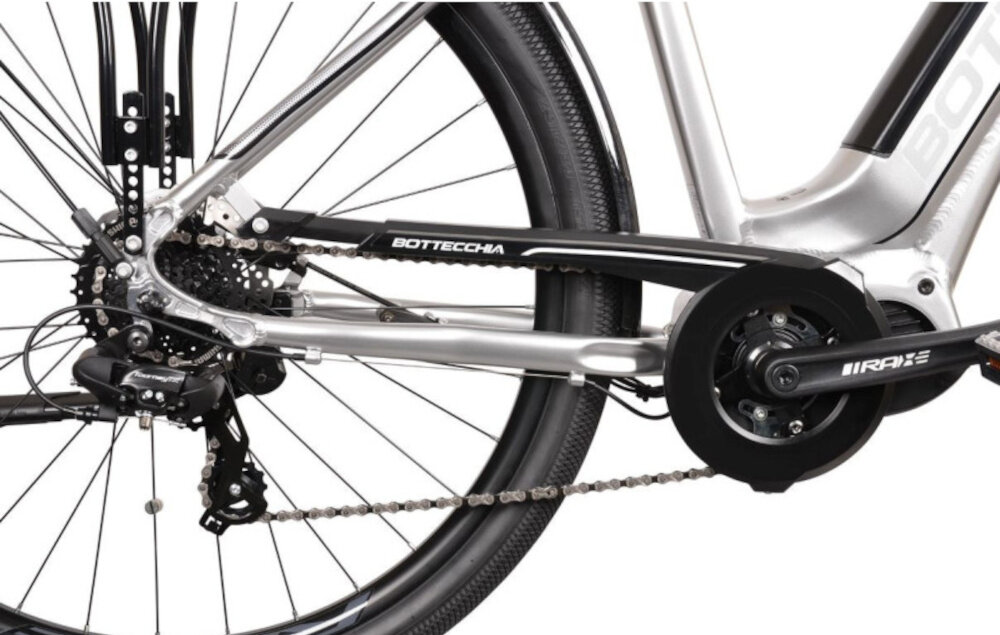Rower elektryczny BOTTECCHIA Holliwood D17 28 cali Srebrny zbliżenie na osłonę łańcucha korbę i kasetę lekka i wydajna konstrukcja korby marki Raxe RS typu 38T kaseta SHIMANO typu CS-HG31-8 rower solidny wytrzyma obciążenie nawet w trudnych warunkach wytrzyma bardzo duży nacisk na pedały