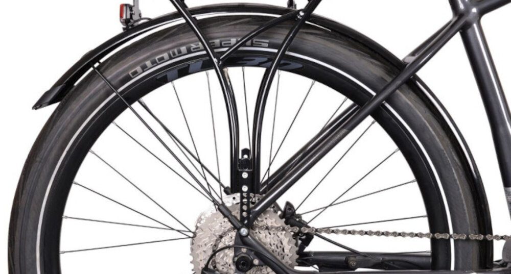 Rower elektryczny BOTTECCHIA Hydron M15 28 cali Antracytowy zbliżenie na tylne koło widoczny błotnik solidne błotniki osłona łańcucha ochrona przed błotem wodą i zabrudzeniami ułatwiają też utrzymanie roweru w czystości podnosi komfort codziennych dojazdów i rekreacyjnych wycieczek