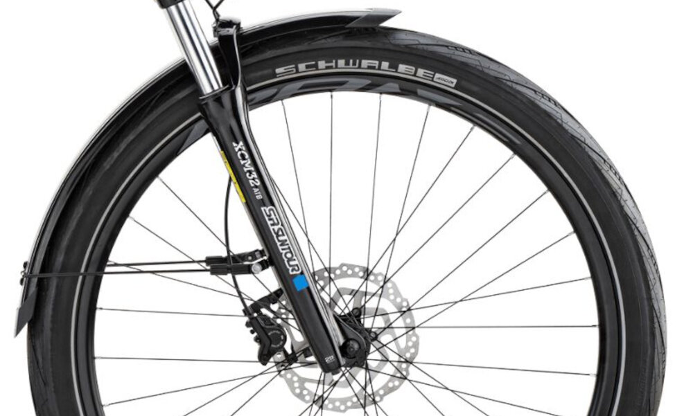 Rower elektryczny BOTTECCHIA Hydron M15 28 cali Antracytowy zbliżenie na przednie koło białe tło rozmiar koła 28 cali łatwo pokonać różne przeszkody duży kontakt koła z podłożem szerokie opony marki SCHWALBE dobra przyczepność aluminiowe obręcze marki Raxe RS TL20 zachowanie regularnego kształtu kół stabilne trzymanie opony regularne sprawdzanie ciśnienia powietrza wartość na bocznej części opony