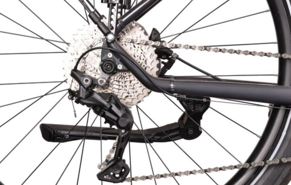 Rower elektryczny BOTTECCHIA Hydron M15 28 cali Antracytowy zbliżenie na przerzutkę manetki SHIMANO Deore 10 biegów tylna przerzutka SHIMANO Deore lekkie i trwałe rozwiązanie precyzyjna równomierna płynna i łatwa zmiana przełożeń 10-rzędowy system