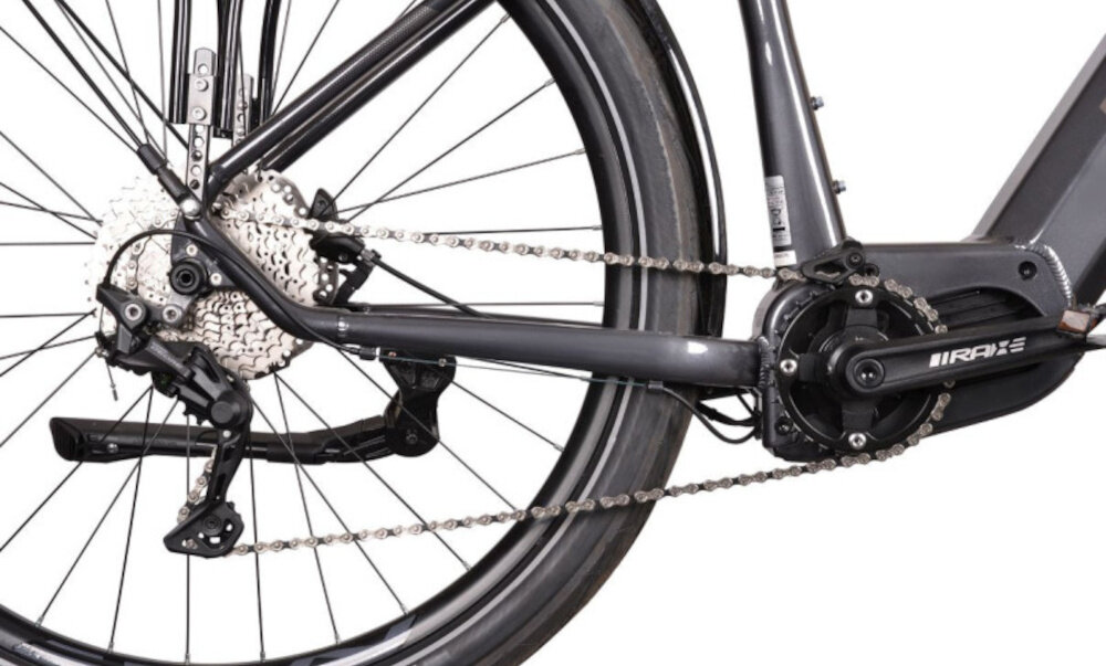 Rower elektryczny BOTTECCHIA Hydron M15 28 cali Antracytowy zbliżenie na osłonę łańcucha korbę i kasetę lekka i wydajna konstrukcja korby marki Raxe RS typu 32T kaseta SHIMANO typu CS-M4100 rower solidny wytrzyma obciążenie nawet w trudnych warunkach wytrzyma bardzo duży nacisk na pedały