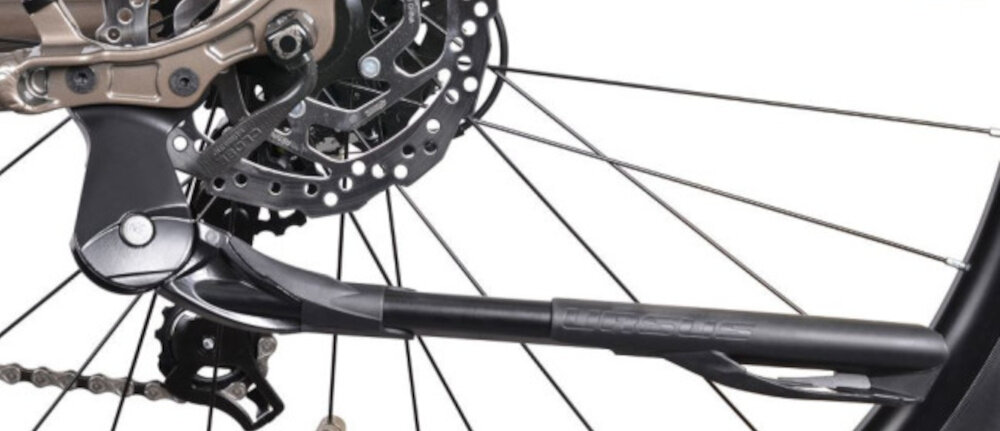 Rower elektryczny BOTTECCHIA Holliwood D19 28 cali Tytanowy zbliżenie na stopkę bagażnik bezpieczne i wygodne przewożenie rzeczy składana stopka w centralnym punkcie ciężkości