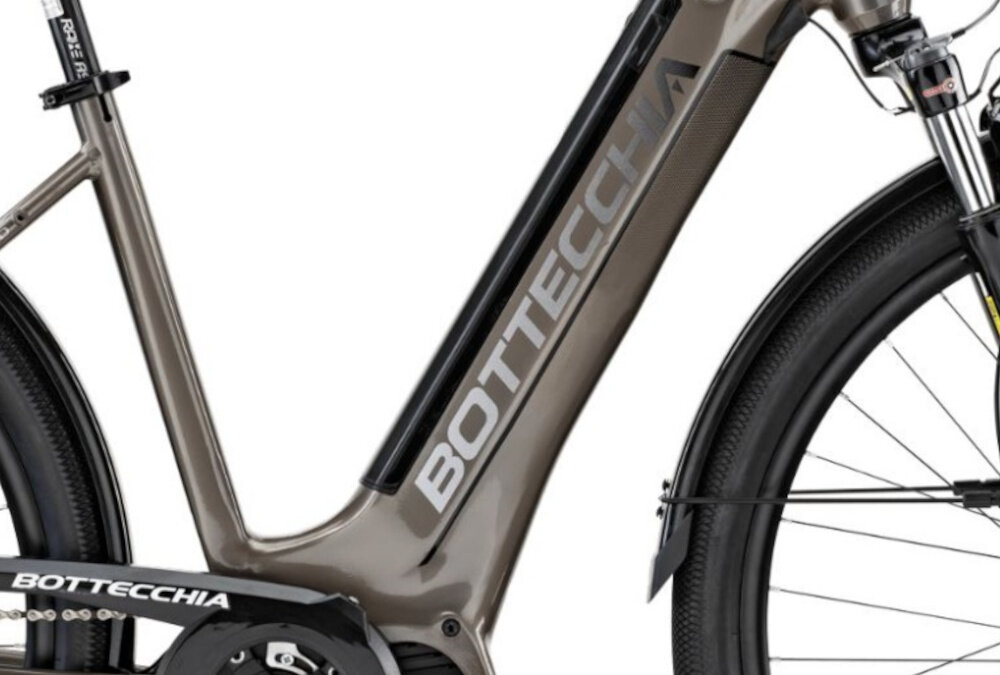 Rower elektryczny BOTTECCHIA Holliwood D19 28 cali Tytanowy zbliżenie na baterię białe tło zasięg do 130 km bateria litowo-jonowa napięcie 36 V pojemność 14 Ah 504 Wh czas ładowania około 10 godzin żywotność baterii około 600 ładowań bateria w ramie