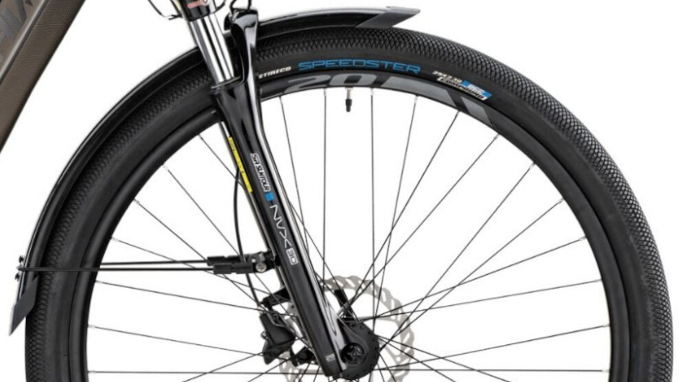 Rower elektryczny BOTTECCHIA Holliwood D19 28 cali Tytanowy zbliżenie na przednie koło białe tło rozmiar koła 28 cali łatwo pokonać różne przeszkody duży kontakt koła z podłożem szerokie opony marki Vee Tire co. dobra przyczepność aluminiowe obręcze marki Raxe RS TL20 zachowanie regularnego kształtu kół stabilne trzymanie opony regularne sprawdzanie ciśnienia powietrza wartość na bocznej części opony