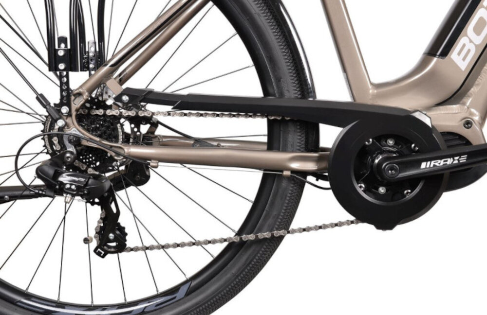 Rower elektryczny BOTTECCHIA Holliwood D19 28 cali Tytanowy zbliżenie na osłonę łańcucha korbę i kasetę lekka i wydajna konstrukcja korby marki Raxe RS typu 38T kaseta SHIMANO typu CS-HG31-8 rower solidny wytrzyma obciążenie nawet w trudnych warunkach wytrzyma bardzo duży nacisk na pedały