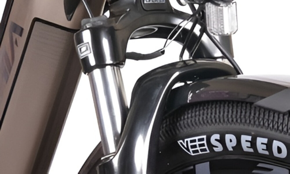 Rower elektryczny BOTTECCHIA Holliwood D19 28 cali Tytanowy zbliżenie na amortyzator białe tło rower typu hardtail przedni amortyzator marki SUNTOUR typu NVX 30 regulacja preload stalowa sprężyna dopasowuje sprężynę do wagi rowerzysty