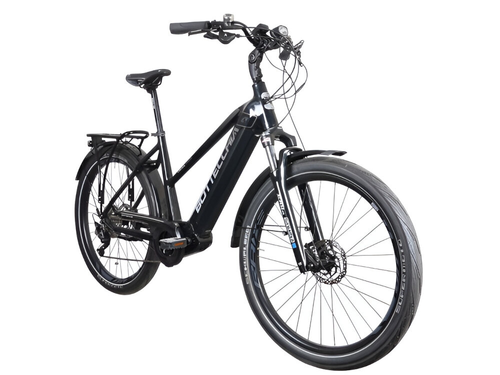 Rower elektryczny BOTTECCHIA Crossover D19 27.5 cala Czarny rower na białym tle widoczny od przodu pod skosem damski rower elektryczny środek codziennego transportu do weekendowych przejażdżek wymaga również pracy mięśni nóg elektryczny układ napędowy wspomaga rowerzystę