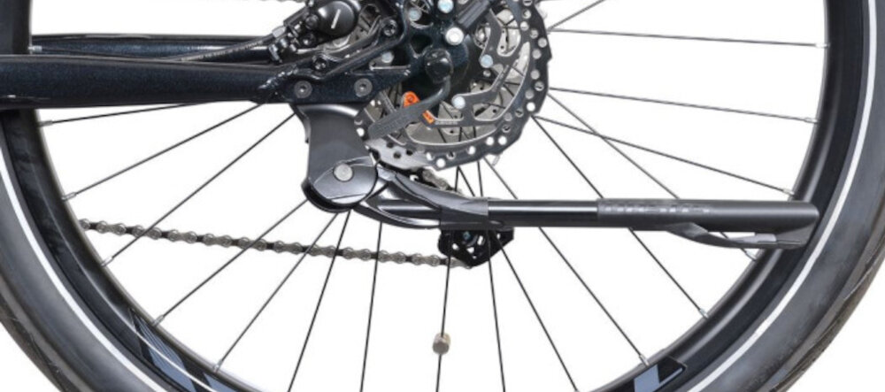 Rower elektryczny BOTTECCHIA Crossover D19 27.5 cala Czarny zbliżenie na stopkę bagażnik bezpieczne i wygodne przewożenie rzeczy składana stopka w centralnym punkcie ciężkości