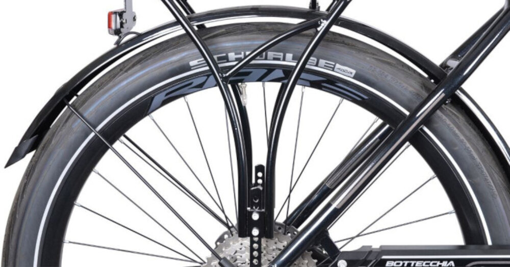 Rower elektryczny BOTTECCHIA Crossover D19 27.5 cala Czarny zbliżenie na tylne koło widoczny błotnik solidne błotniki osłona łańcucha ochrona przed błotem wodą i zabrudzeniami ułatwiają też utrzymanie roweru w czystości podnosi komfort codziennych dojazdów i rekreacyjnych wycieczek