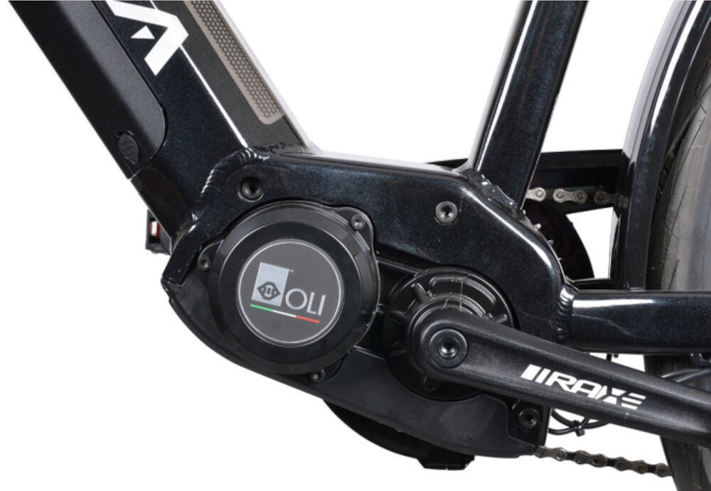 Rower elektryczny BOTTECCHIA Crossover D19 27.5 cala Czarny zbliżenie na silnik wytrzymały bezszczotkowy silnik renomowanej marki OLI E-bike System moc 250 W cicha i wydajna praca umiejscowiony centralnie niezauważalny