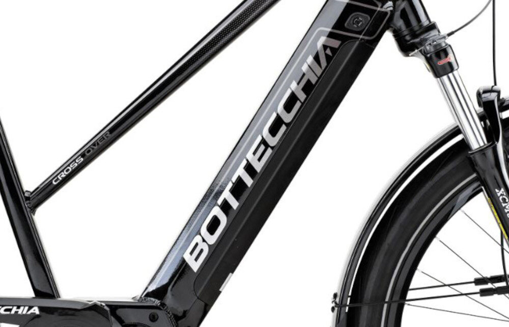 Rower elektryczny BOTTECCHIA Crossover D19 27.5 cala Czarny zbliżenie na baterię białe tło zasięg do 250 km bateria litowo-jonowa napięcie 36 V pojemność 25 Ah 900 Wh czas ładowania około 10 godzin żywotność baterii około 600 ładowań bateria w ramie
