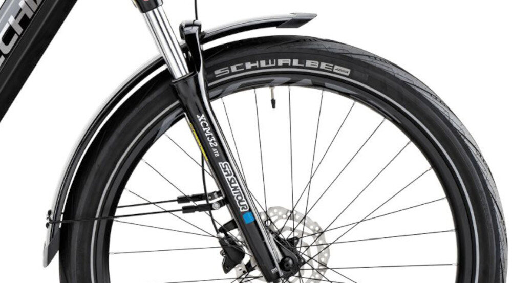 Rower elektryczny BOTTECCHIA Crossover D19 27.5 cala Czarny zbliżenie na przednie koło białe tło rozmiar koła 27,5 cali łatwo pokonać różne przeszkody duży kontakt koła z podłożem szerokie opony marki SCHWALBE dobra przyczepność aluminiowe obręcze marki Raxe RS TL20 zachowanie regularnego kształtu kół stabilne trzymanie opony regularne sprawdzanie ciśnienia powietrza wartość na bocznej części opony