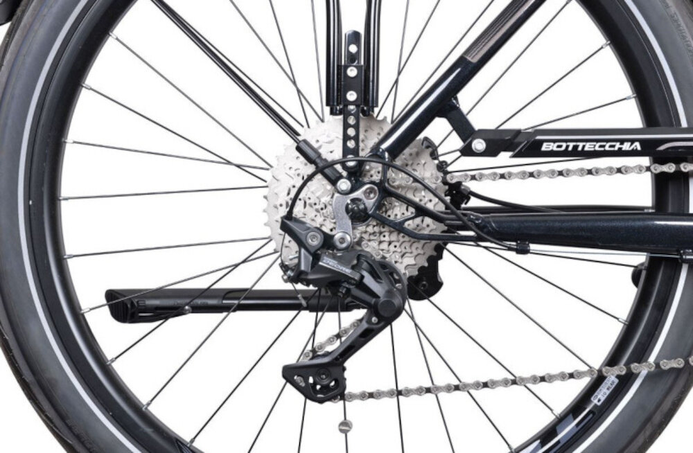 Rower elektryczny BOTTECCHIA Crossover D19 27.5 cala Czarny zbliżenie na przerzutkę manetki SHIMANO typu M315 10 biegów tylna przerzutka SHIMANO Deore lekkie i trwałe rozwiązanie precyzyjna równomierna płynna i łatwa zmiana przełożeń 10-rzędowy system