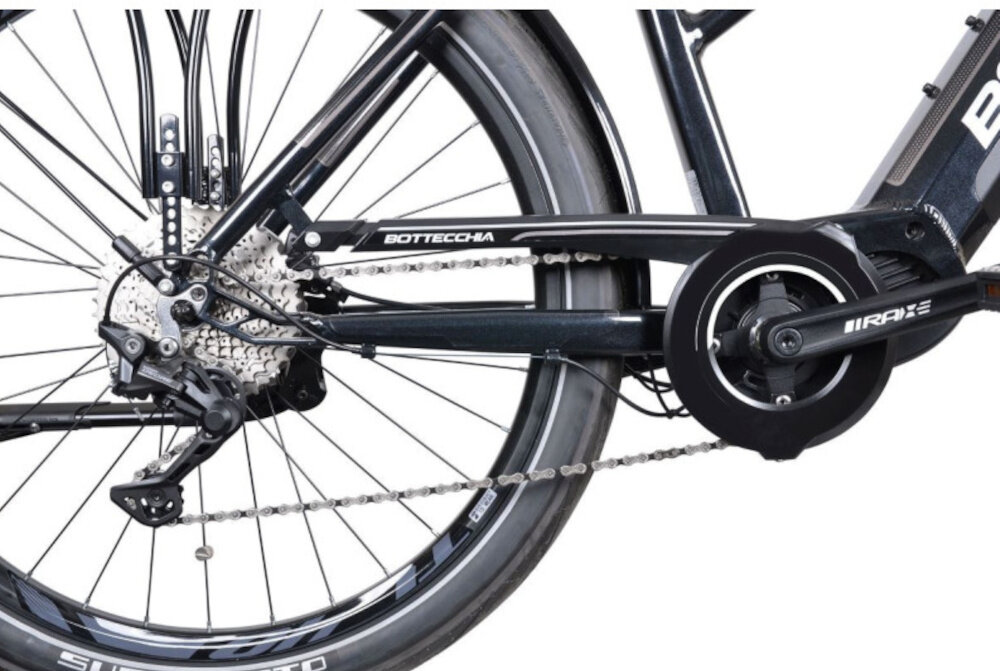 Rower elektryczny BOTTECCHIA Crossover D19 27.5 cala Czarny zbliżenie na osłonę łańcucha korbę i kasetę lekka i wydajna konstrukcja korby marki Raxe RS typu 32T kaseta SHIMANO typu CS-M4100 rower solidny wytrzyma obciążenie nawet w trudnych warunkach wytrzyma bardzo duży nacisk na pedały