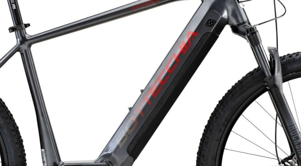 Rower elektryczny BOTTECCHIA Hydron M15 29 cali Antracytowy zbliżenie na baterię białe tło zasięg do 250 km bateria litowo-jonowa napięcie 36 V pojemność 25 Ah 900 Wh czas ładowania około 10 godzin żywotność baterii około 600 ładowań bateria w ramie