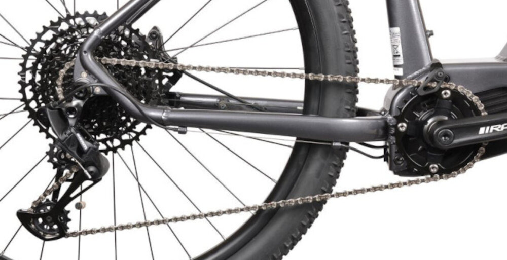 Rower elektryczny BOTTECCHIA Hydron M15 29 cali Antracytowy zbliżenie na osłonę łańcucha korbę i kasetę lekka i wydajna konstrukcja korby marki Raxe RS typu 32T kaseta SRAM typu SX 11/50 12s rower solidny wytrzyma obciążenie nawet w trudnych warunkach wytrzyma bardzo duży nacisk na pedały