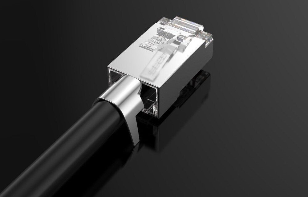 Wtyk UGREEN 70316 Zbliżenie na tył ekranowanego wtyku RJ45 zamontowanego na czarnym kablu. Widoczny jest metalowy zacisk obejmujący izolację przewodu oraz górna część obudowy z przezroczystym zatrzaskiem