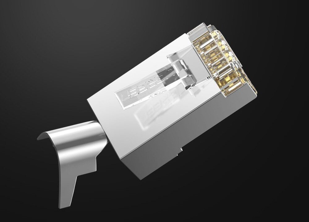 Wtyk UGREEN 70316 Render metalowego wtyku RJ45 pokazany pod kątem od góry na ciemnym tle. Widoczna jest srebrna, prostopadłościenna obudowa, przezroczysta blokada oraz złote styki w przedniej części, a także rozwarty metalowy zacisk z tyłu